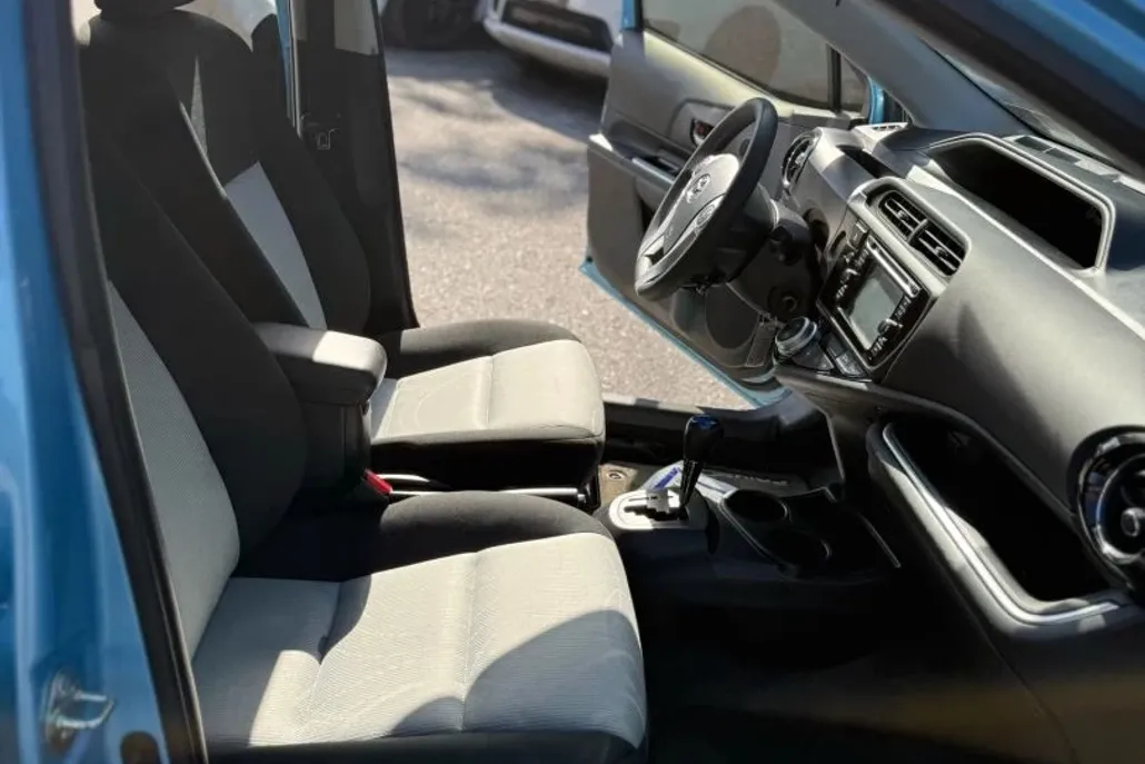 2016 Toyota Prius C Four photo 1