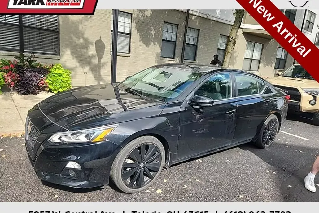 2022 Nissan Altima 2.5 SR photo 1