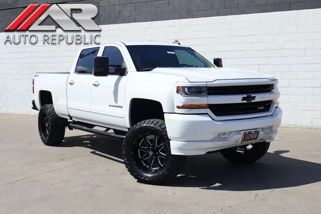 2017 Chevrolet Silverado 1500 LT photo 1