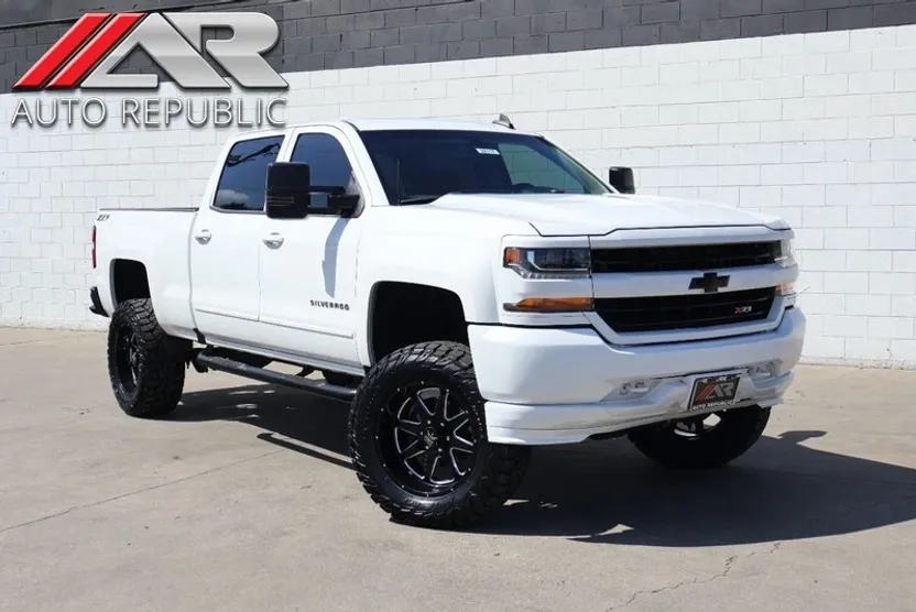 2017 Chevrolet Silverado 1500 LT photo 1