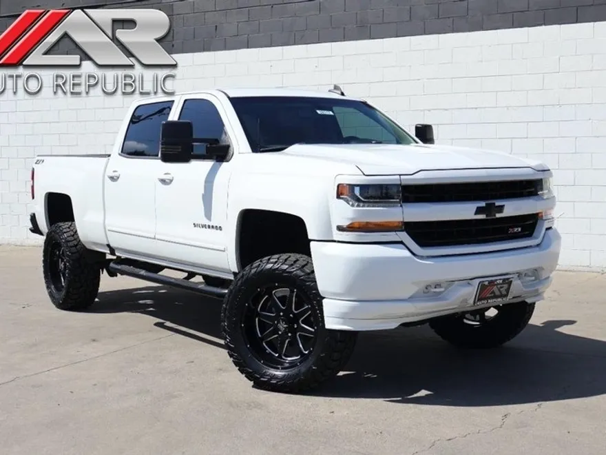 2017 Chevrolet Silverado 1500 LT photo 1