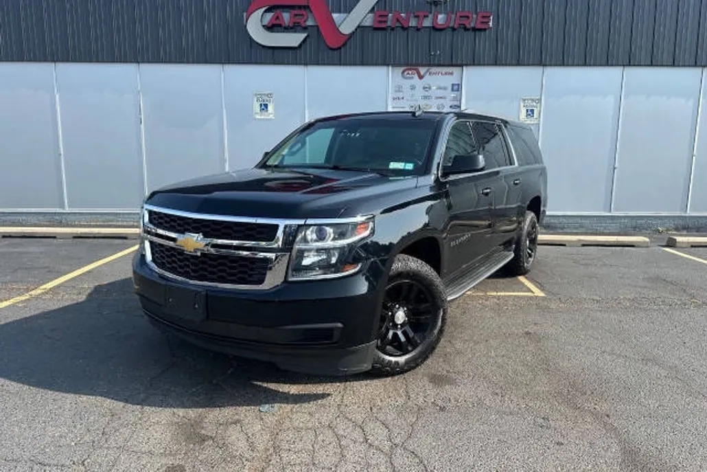 2017 Chevrolet Suburban LT photo 1