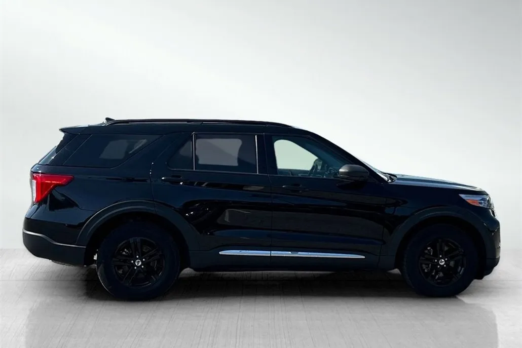 2023 Ford Explorer XLT photo 1