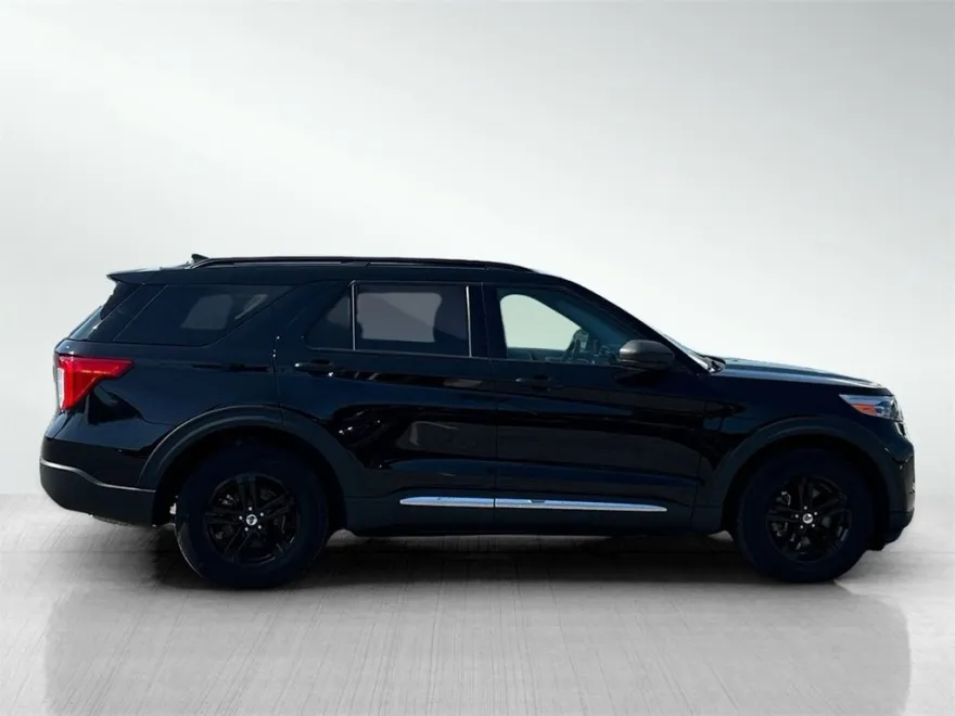 2023 Ford Explorer XLT photo 1