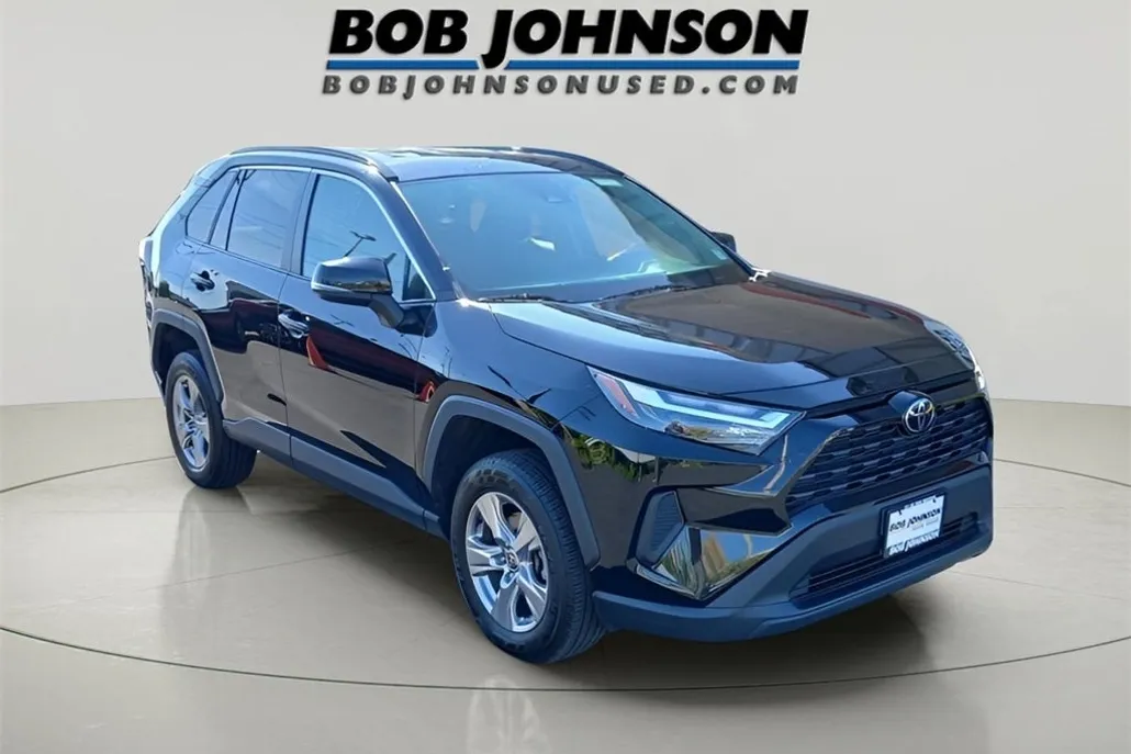 2022 Toyota RAV4 XLE photo 1