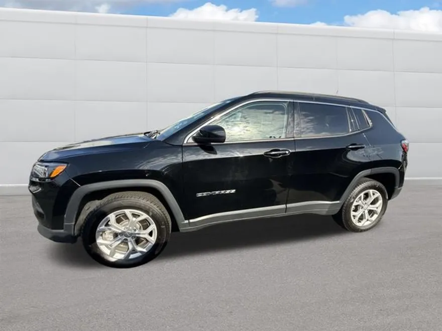 2024 Jeep Compass Latitude photo 1