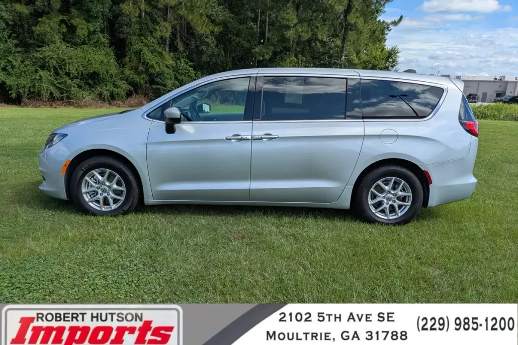2023 Chrysler Voyager LX photo 1