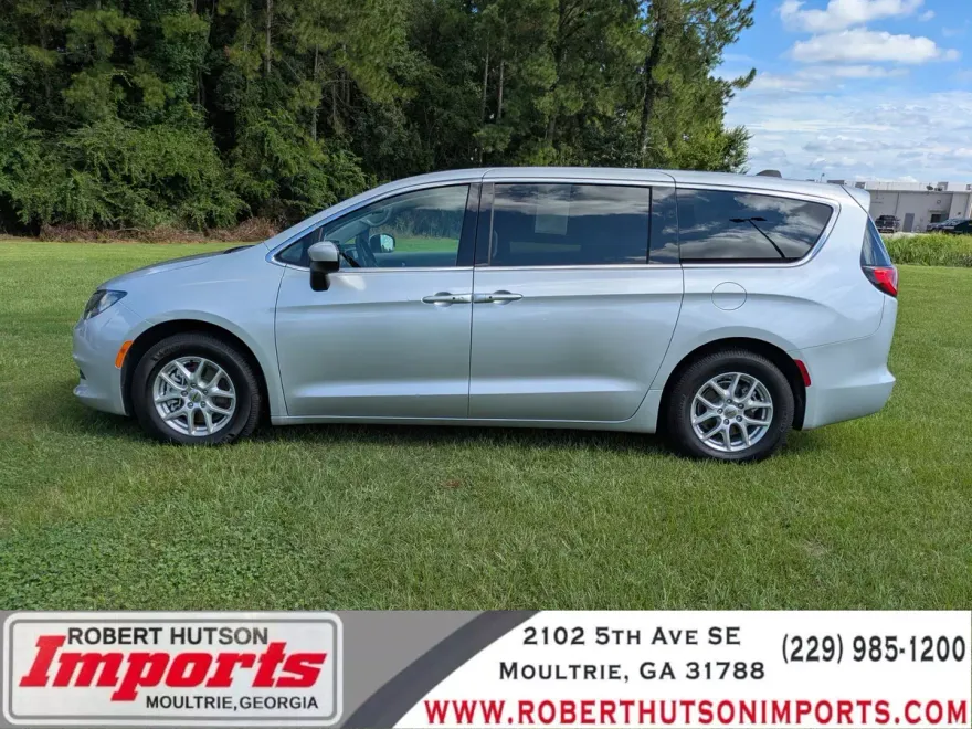 2023 Chrysler Voyager LX photo 1
