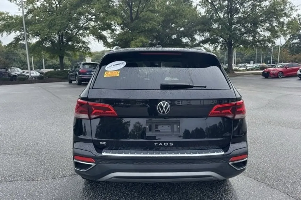 2023 Volkswagen Taos SE photo 1