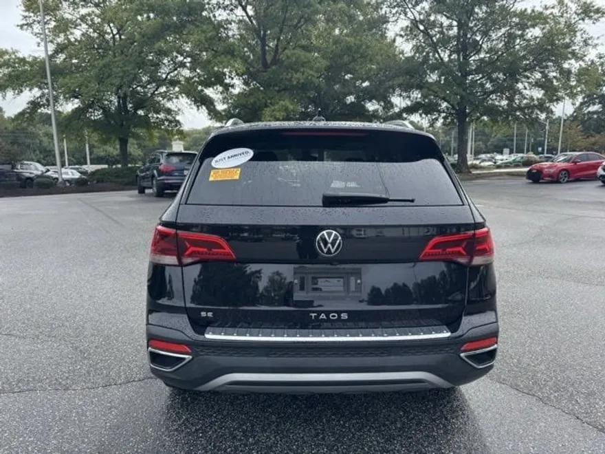 2023 Volkswagen Taos SE photo 1