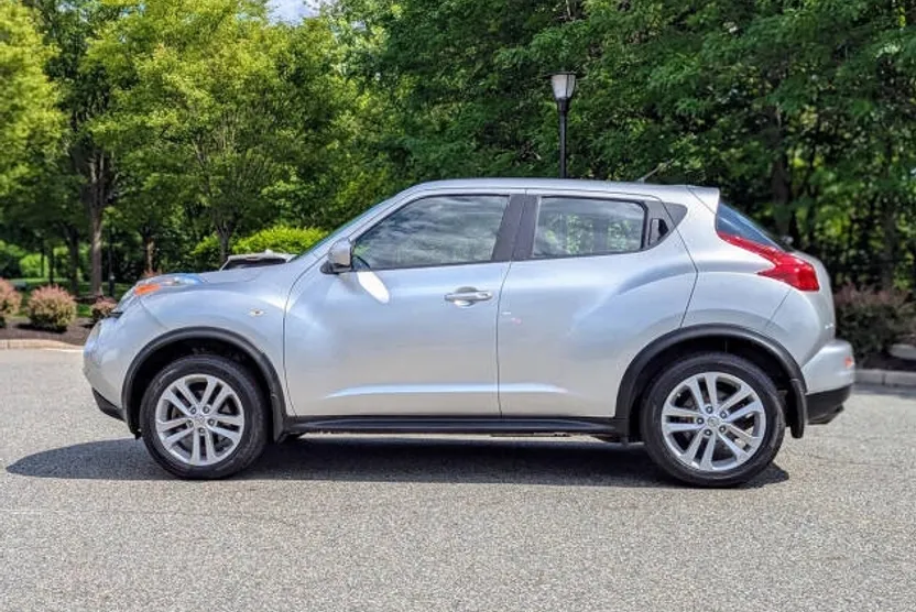 2011 Nissan Juke SV photo 1
