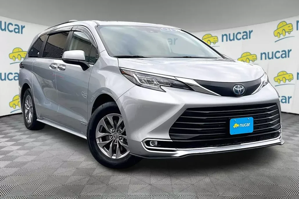 2021 Toyota Sienna XLE photo 1