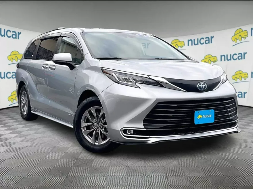 2021 Toyota Sienna XLE photo 1
