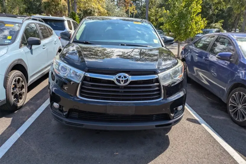 2016 Toyota Highlander LE Plus photo 1