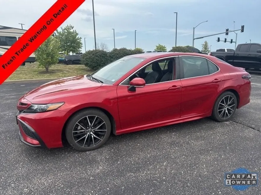 2021 Toyota Camry SE photo 1