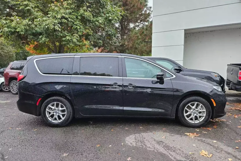 2024 Chrysler Pacifica Touring L photo 1