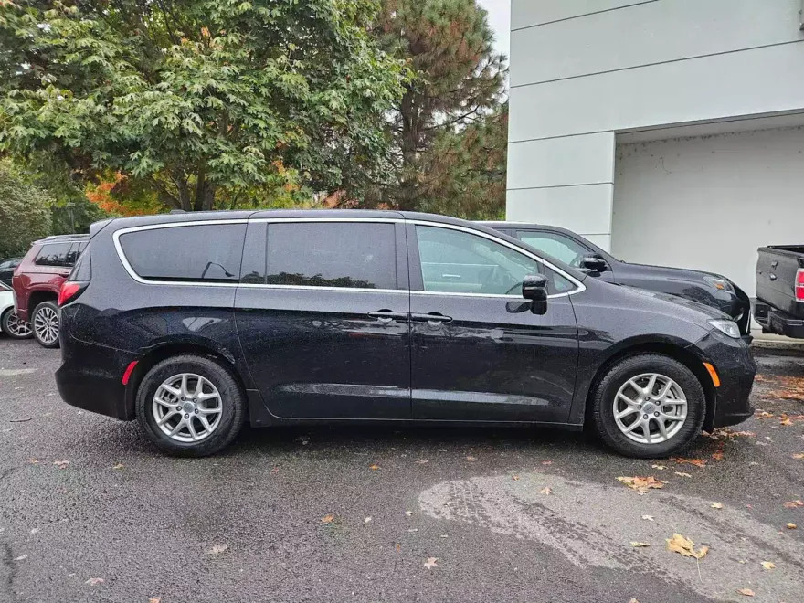 2024 Chrysler Pacifica Touring L photo 1