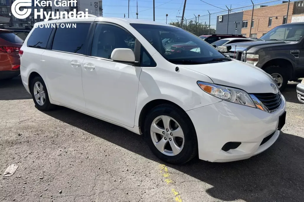 2012 Toyota Sienna LE photo 1
