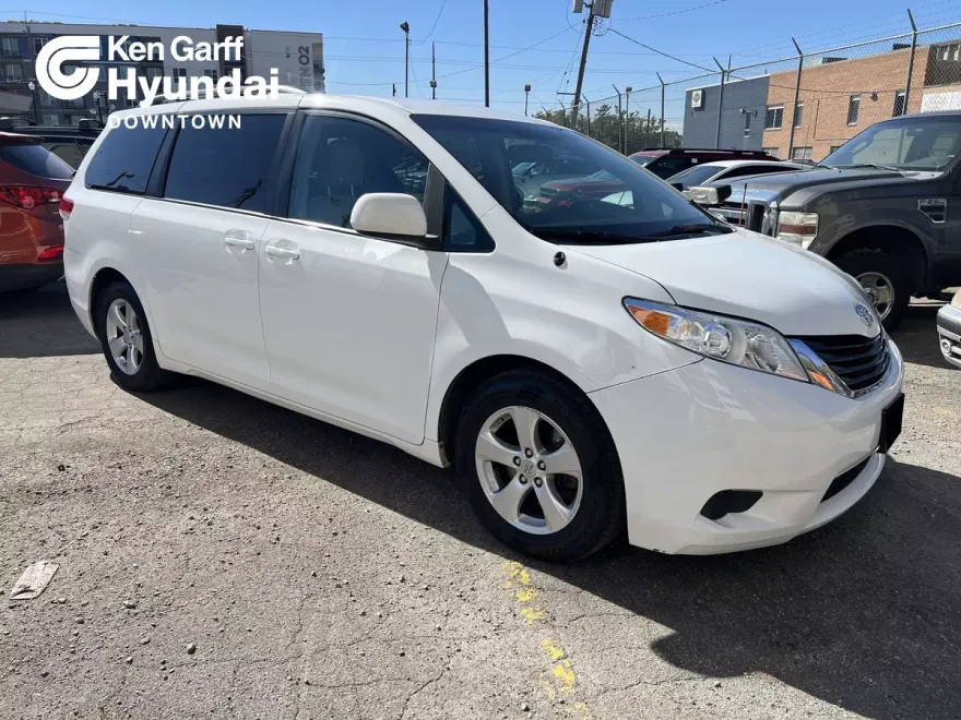2012 Toyota Sienna LE photo 1