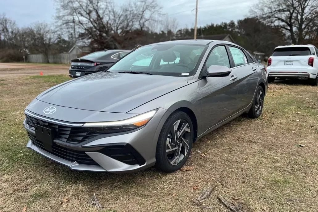 2025 Hyundai Elantra Limited photo 1