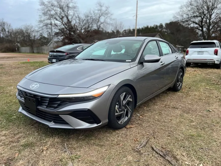 2025 Hyundai Elantra Limited photo 1