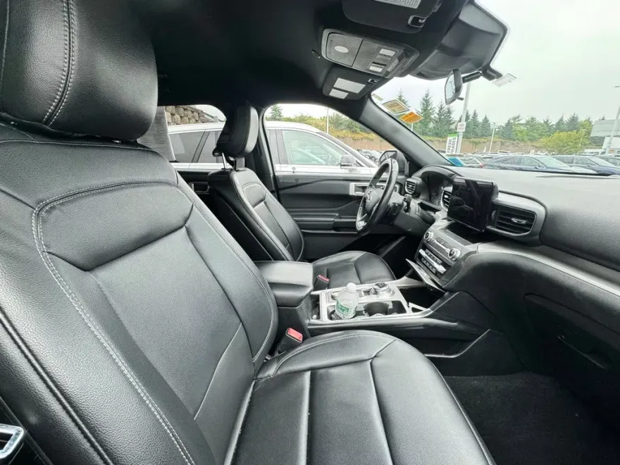 2020 Ford Explorer XLT photo 1