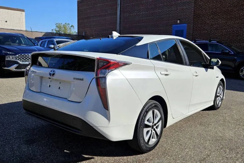 2017 Toyota Prius Three photo 1