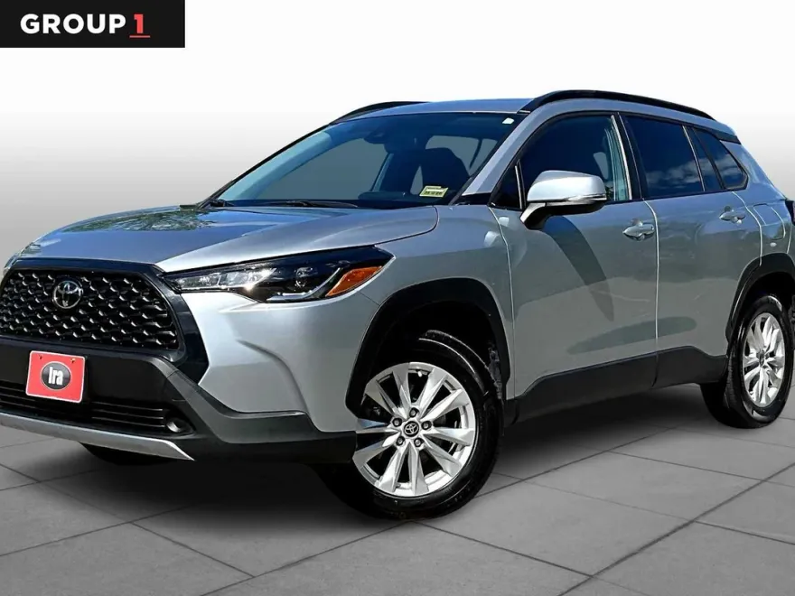 2022 Toyota Corolla Cross LE photo 1