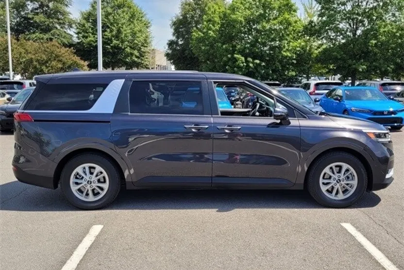 2024 Kia Carnival LX photo 1
