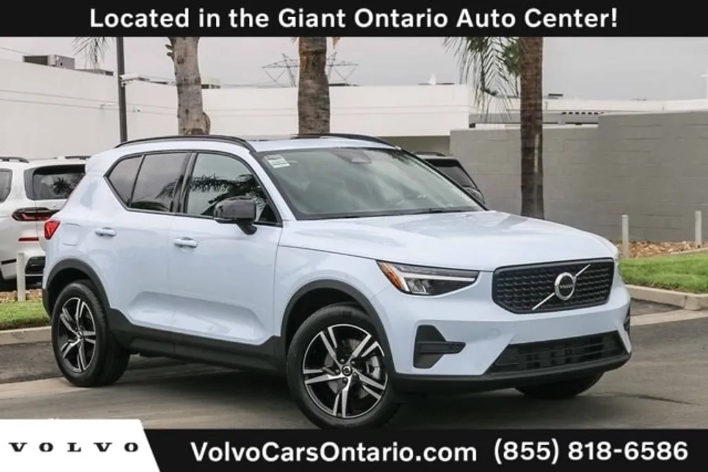 2026 Volvo XC40 Core photo 1