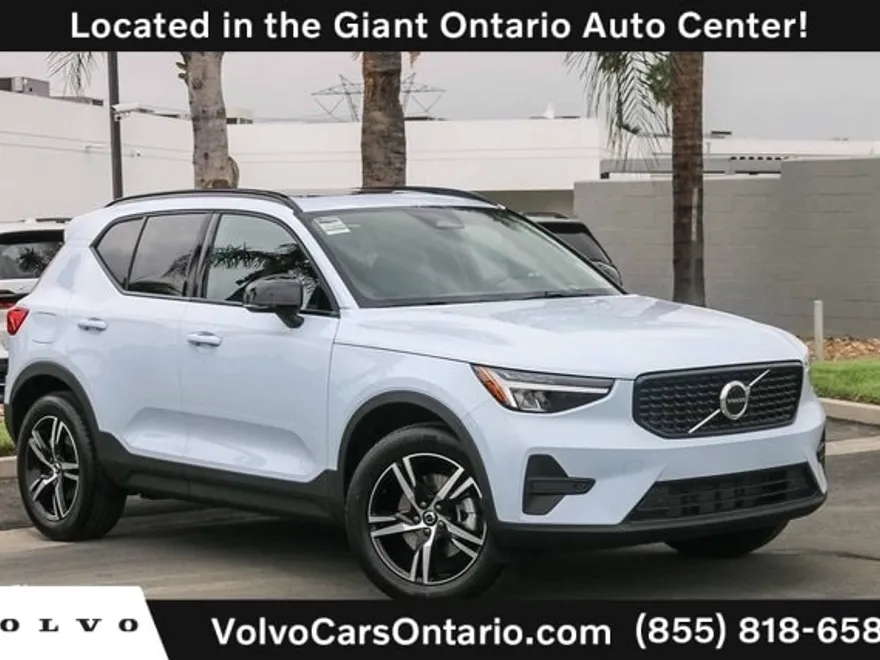 2026 Volvo XC40 Core photo 1