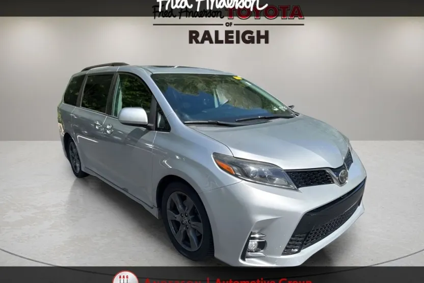 2020 Toyota Sienna SE photo 1