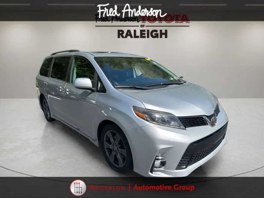 2020 Toyota Sienna SE photo 1