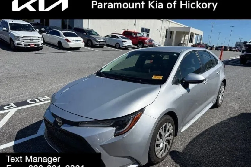 2020 Toyota Corolla LE photo 1