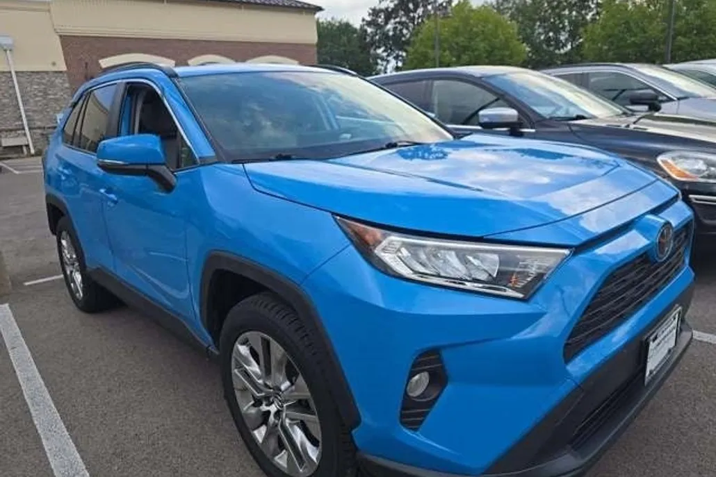 2019 Toyota RAV4 XLE Premium photo 1