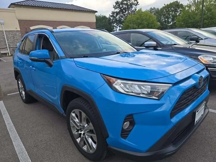 2019 Toyota RAV4 XLE Premium photo 1