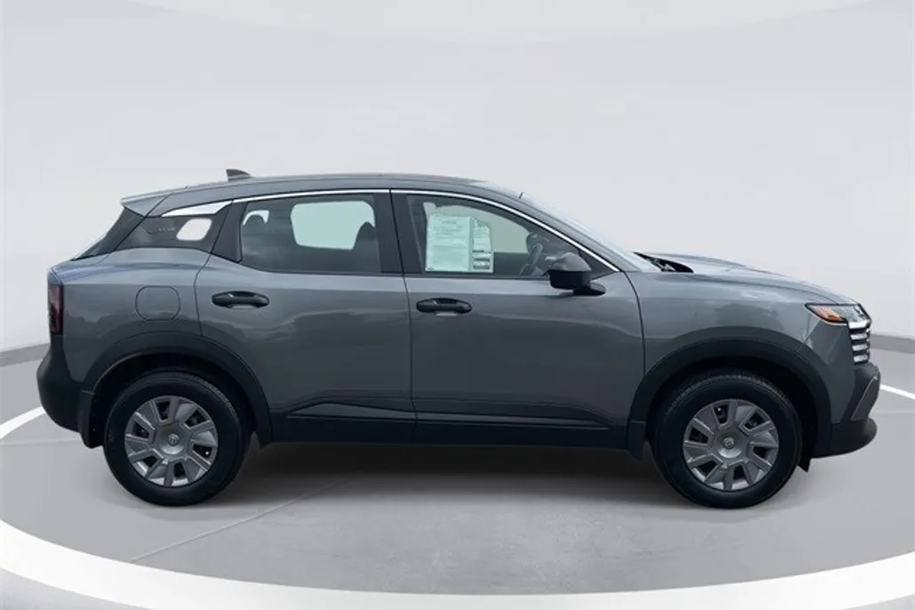 2025 Nissan Kicks S photo 1