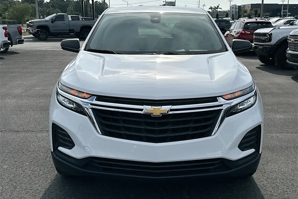 2023 Chevrolet Equinox LS photo 1