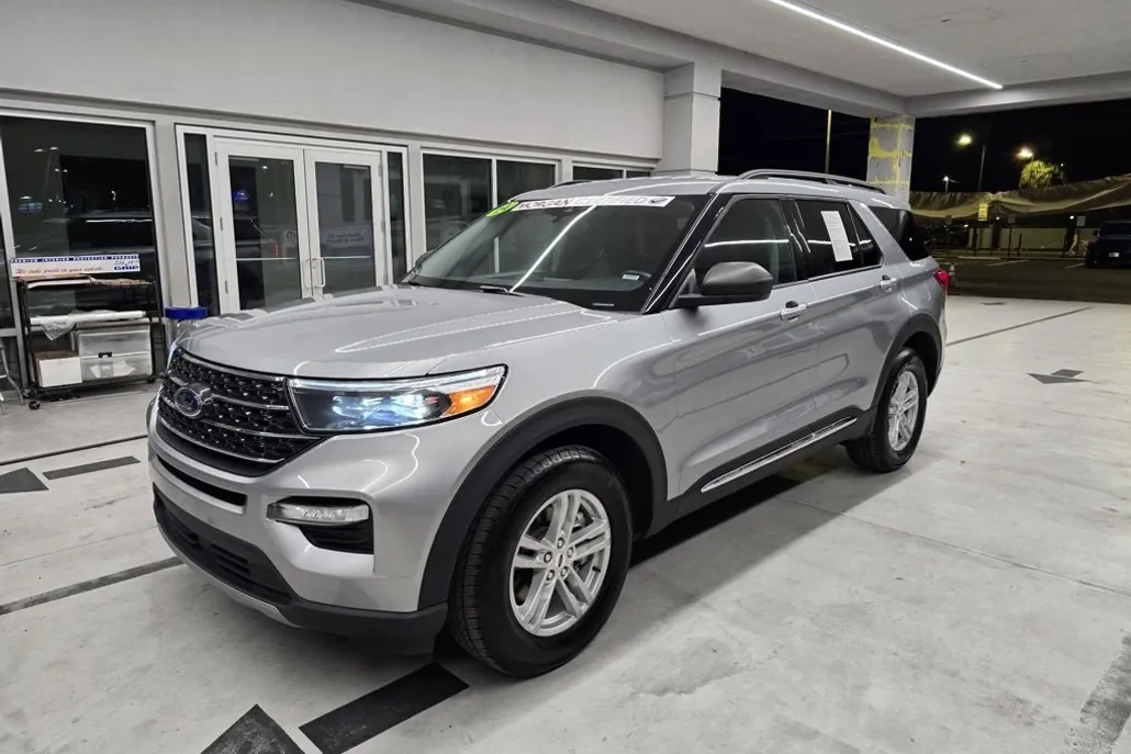 2024 Ford Explorer XLT photo 1