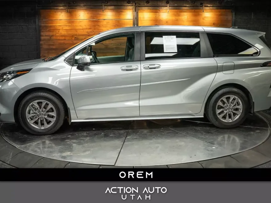 2023 Toyota Sienna LE photo 1