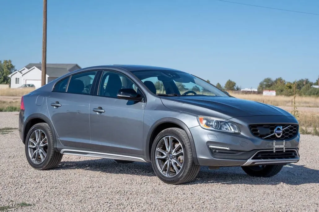 2017 Volvo S60 Cross Country T5 Platinum photo 1