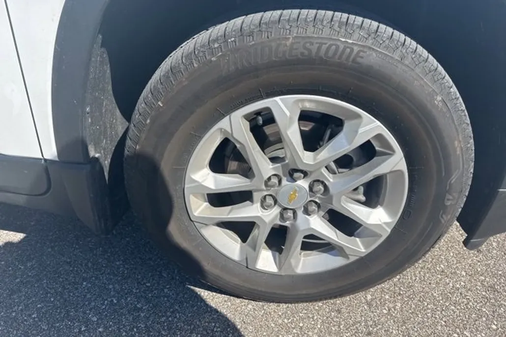 2023 Chevrolet Traverse LS photo 1