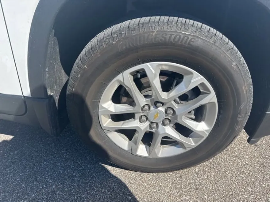 2023 Chevrolet Traverse LS photo 1