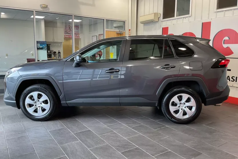 2024 Toyota RAV4 LE photo 1