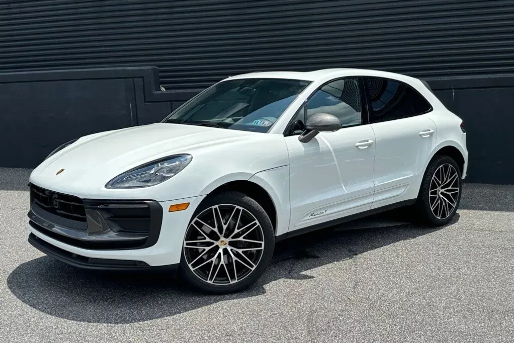 2025 Porsche Macan T photo 1