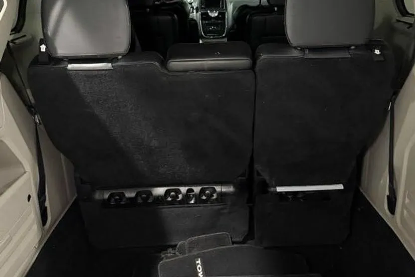2016 Chrysler Town & Country Limited photo 1