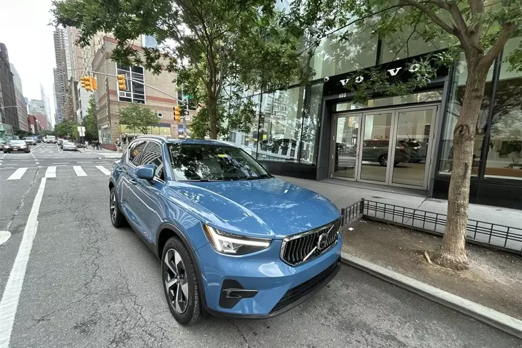 2023 Volvo XC40 Plus photo 1