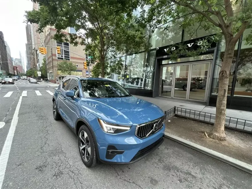 2023 Volvo XC40 Plus photo 1