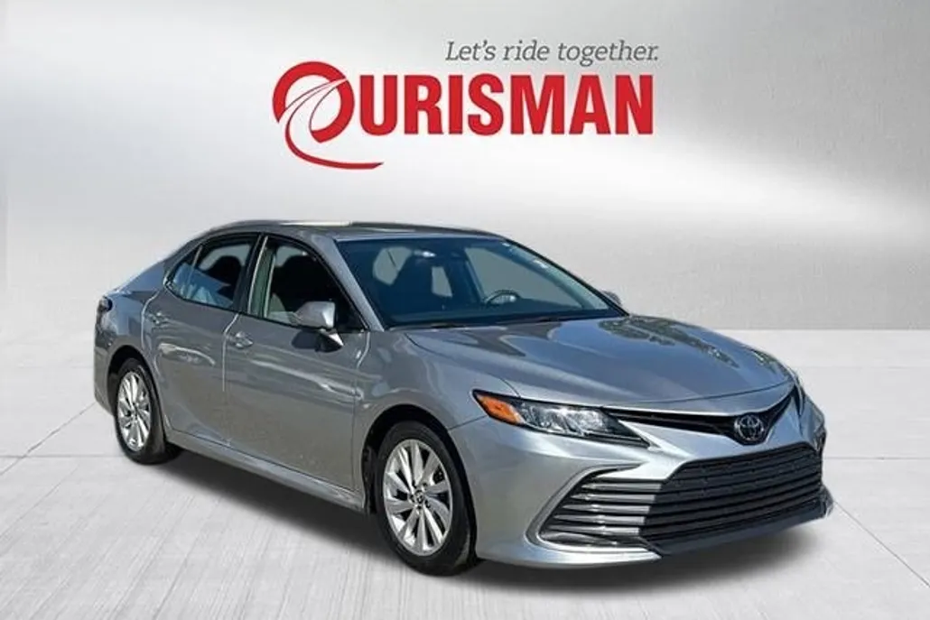 2023 Toyota Camry LE photo 1