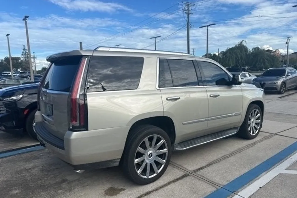 2016 Cadillac Escalade Luxury photo 1
